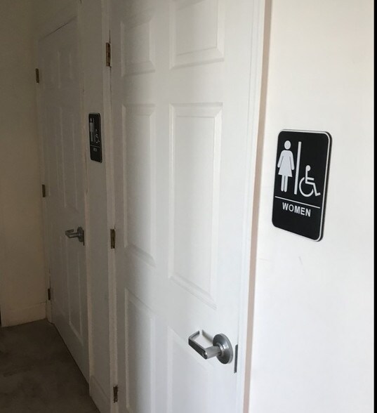 More Photos Of 601 S 21st Ave, Hollywood Showroom For Lease