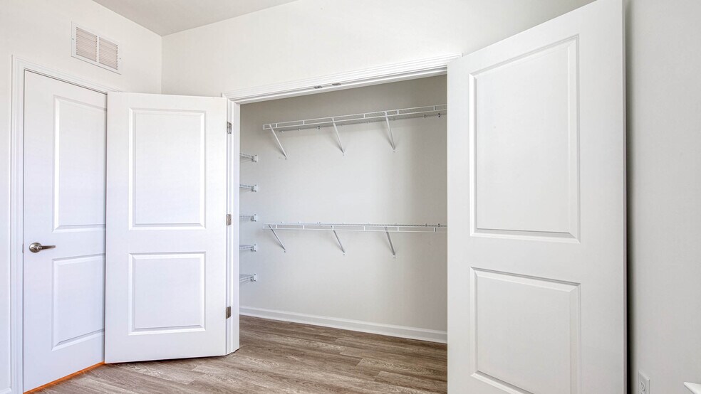 More Photos Of 5401 Commonwealth Centre Pky, Midlothian Apartments For Sale