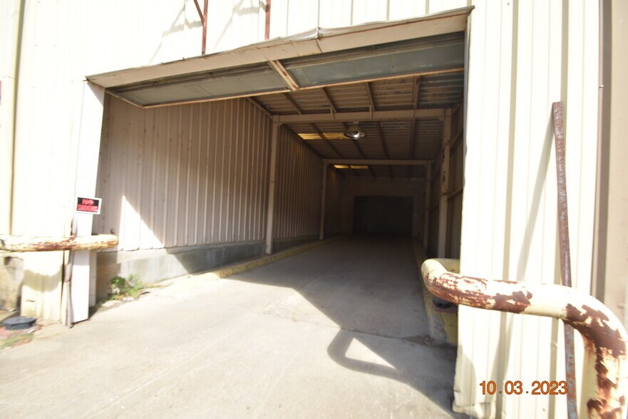 More Photos Of 956 N Broadway St, Greenville Distribution For Sale