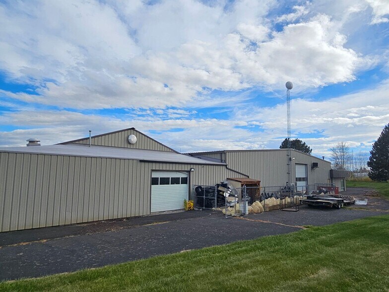 More Photos Of 1001 SW 1st St, Redmond Warehouse For Sale