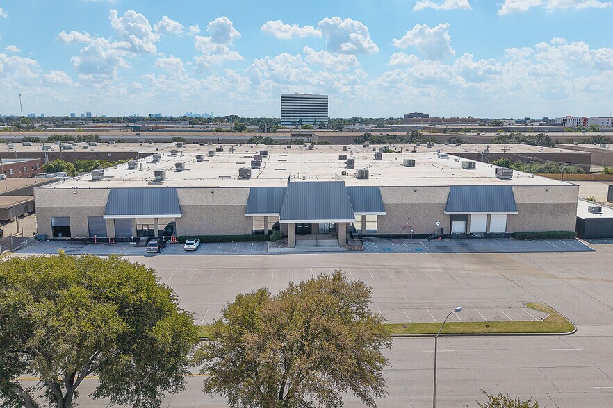 More Photos Of 4450-4452 Alpha Rd, Farmers Branch Distribution For Lease