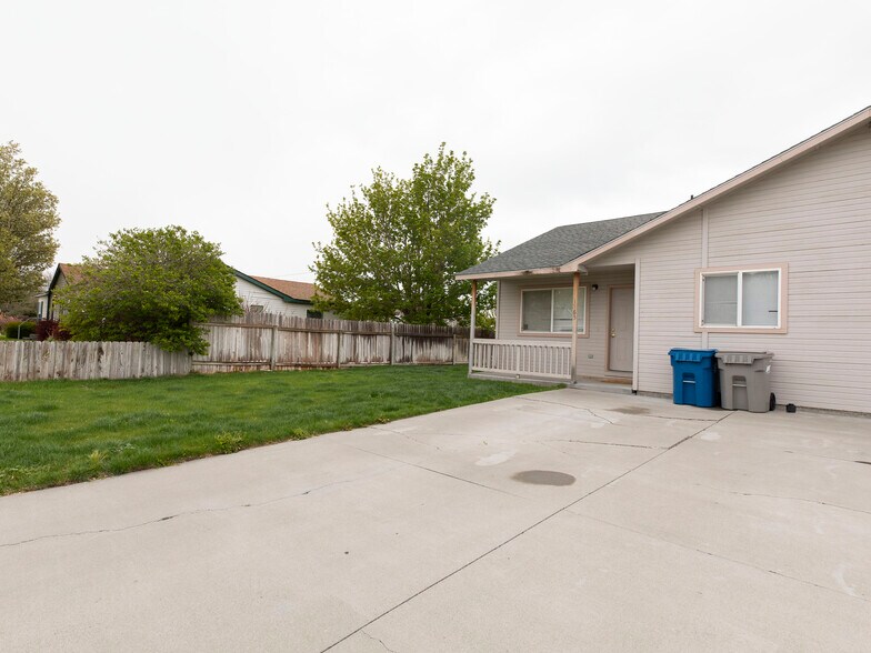 Primary Photo Of 1163-1165 NW Dogwood Cir, Mountain Home Specialty For Sale