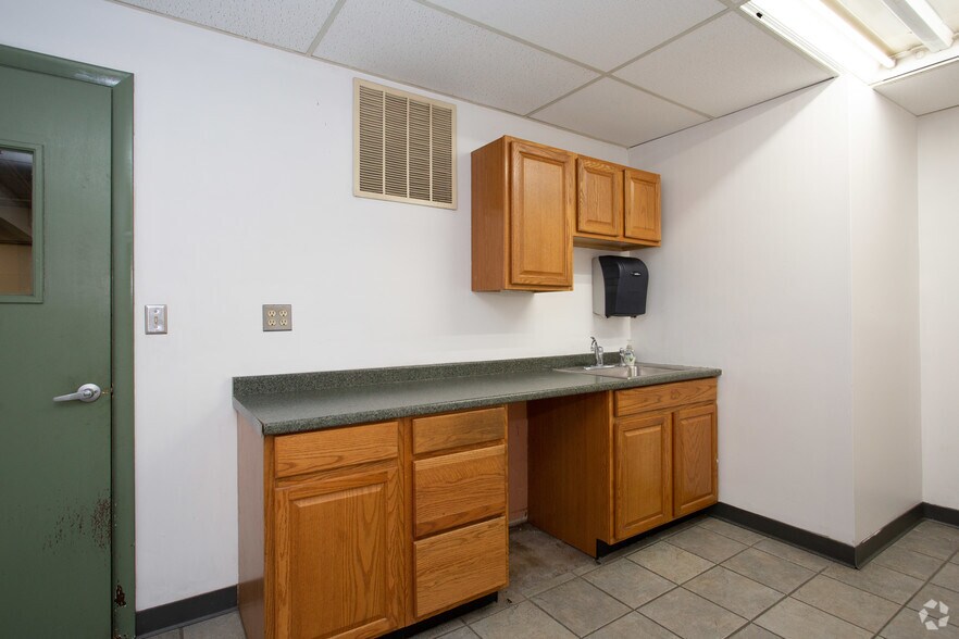 More Photos Of 101 Industrial Park Rd, Vernon Manufacturing For Lease