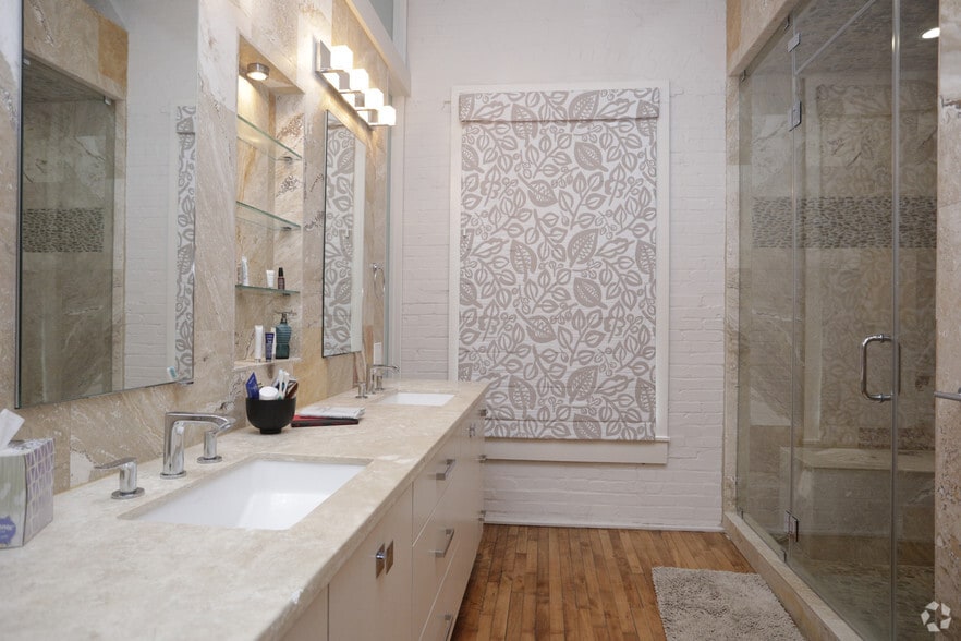 More Photos Of 2409 Commerce St, Houston Freestanding For Lease