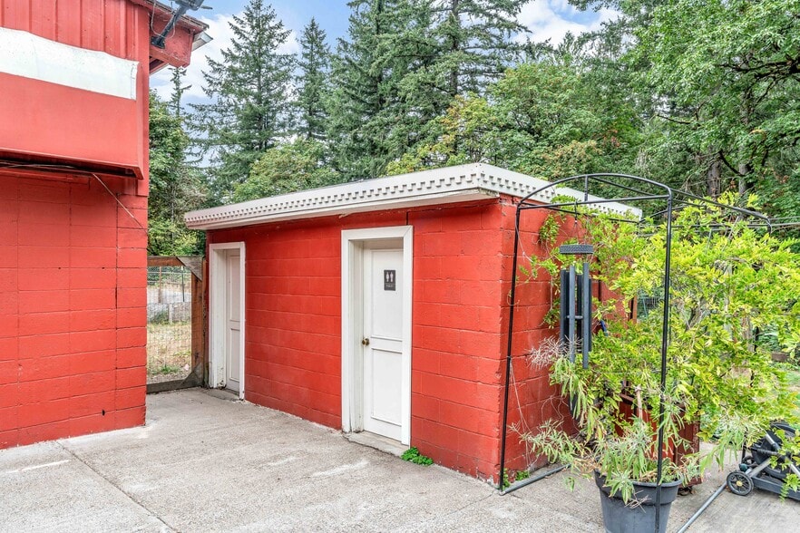 More Photos Of 6729 SE 162nd Ave, Portland Horse Stables For Sale