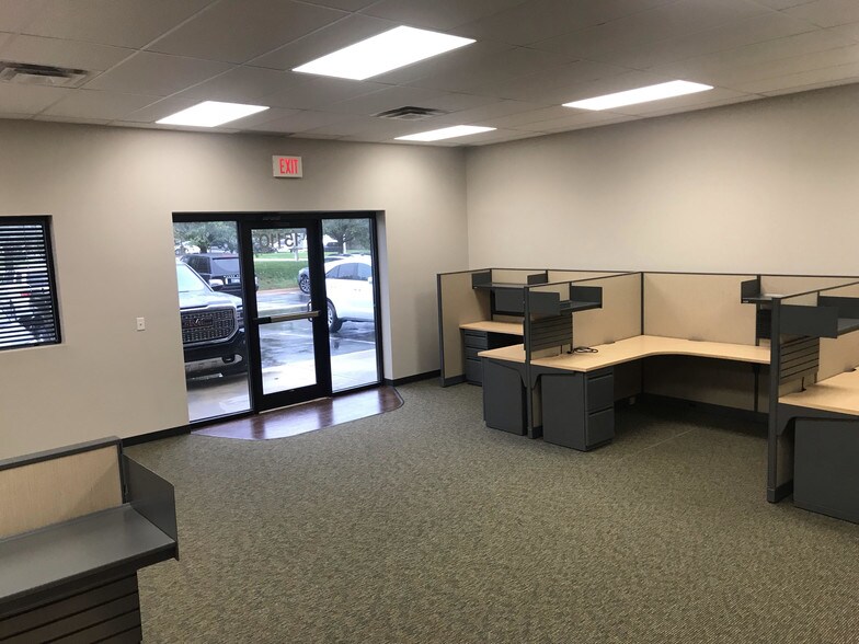 More Photos Of 15106-15118 Glenwood St, Overland Park Light Distribution For Sale