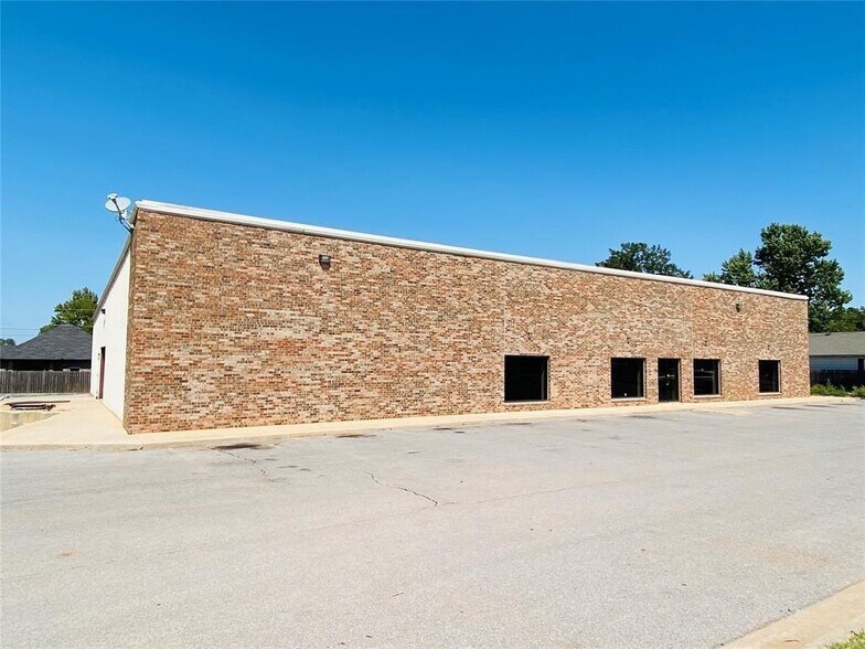 Primary Photo Of 2821 W 3rd St, Elk City Department Store For Sale
