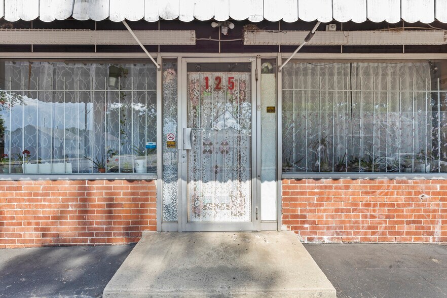 More Photos Of 125 Tolton Ave, Hamilton Department Store For Lease