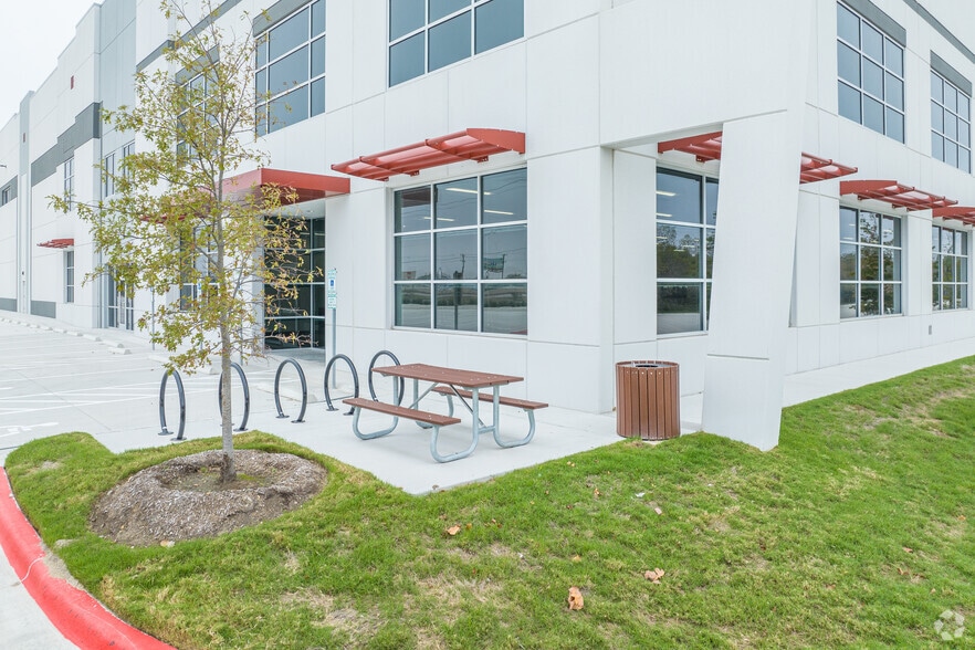 More Photos Of 542 SE Loop 410, San Antonio Warehouse For Lease