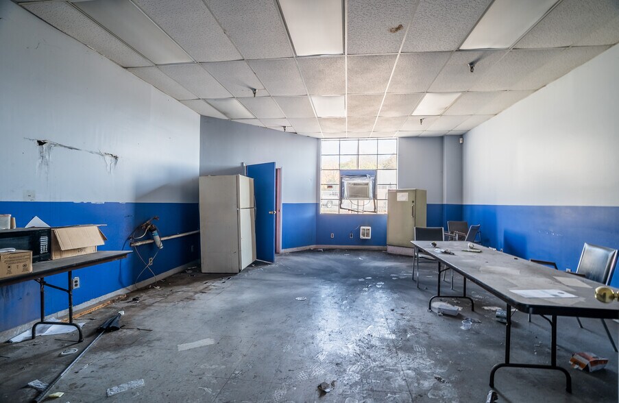 More Photos Of 413 Oxford Rd, Franklin Manufacturing For Sale