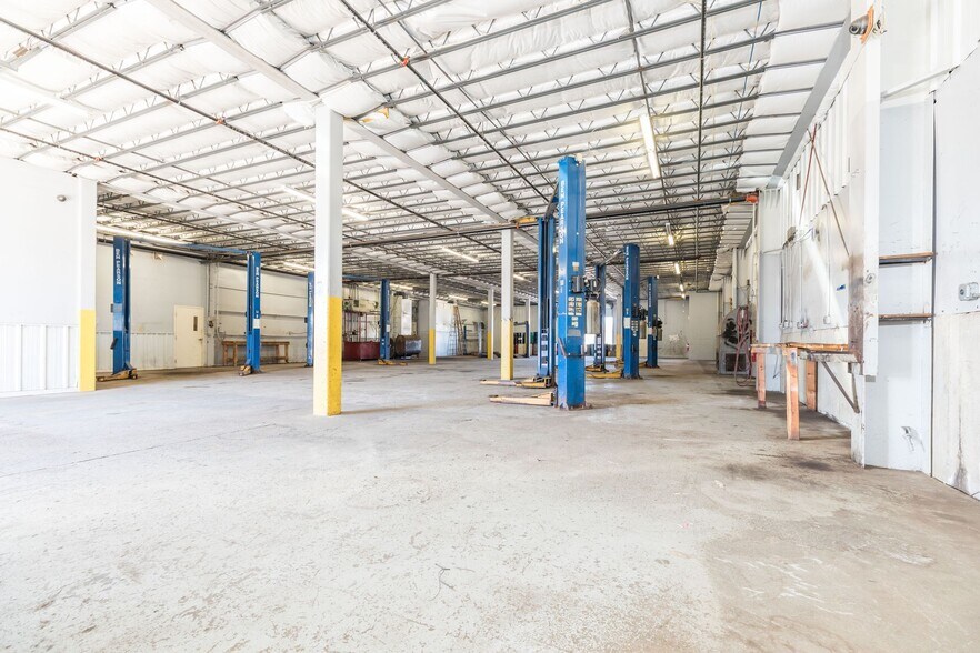 More Photos Of 4 Gator Rock Rd, Somersworth Distribution For Sale