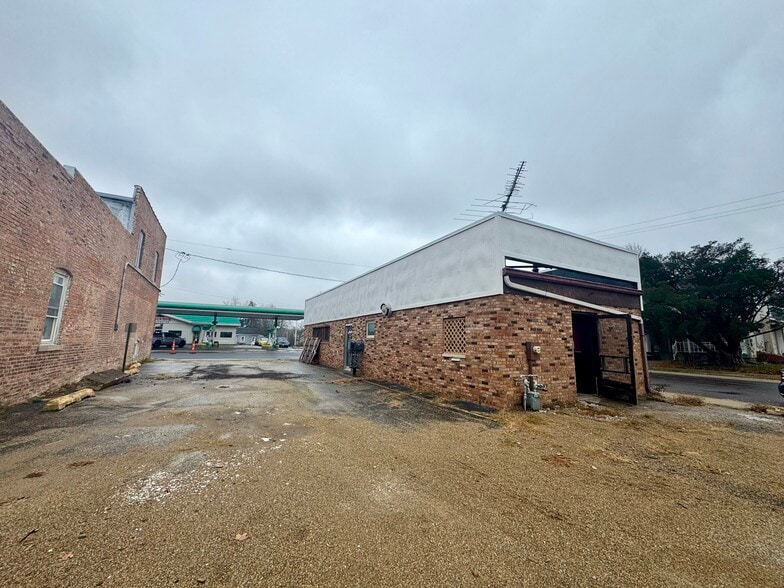 More Photos Of 126 Walnut St, Washington Freestanding For Sale