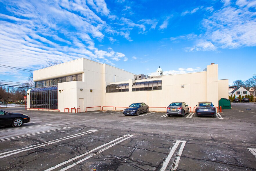 More Photos Of 683 Middle Neck Rd, Great Neck General Retail For Sale