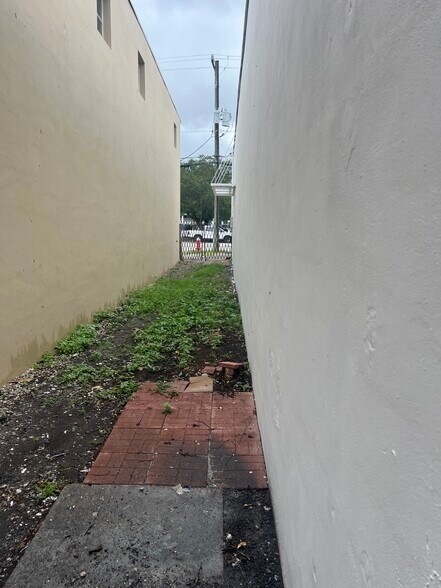 More Photos Of 920 W 19th St, Hialeah Warehouse For Sale