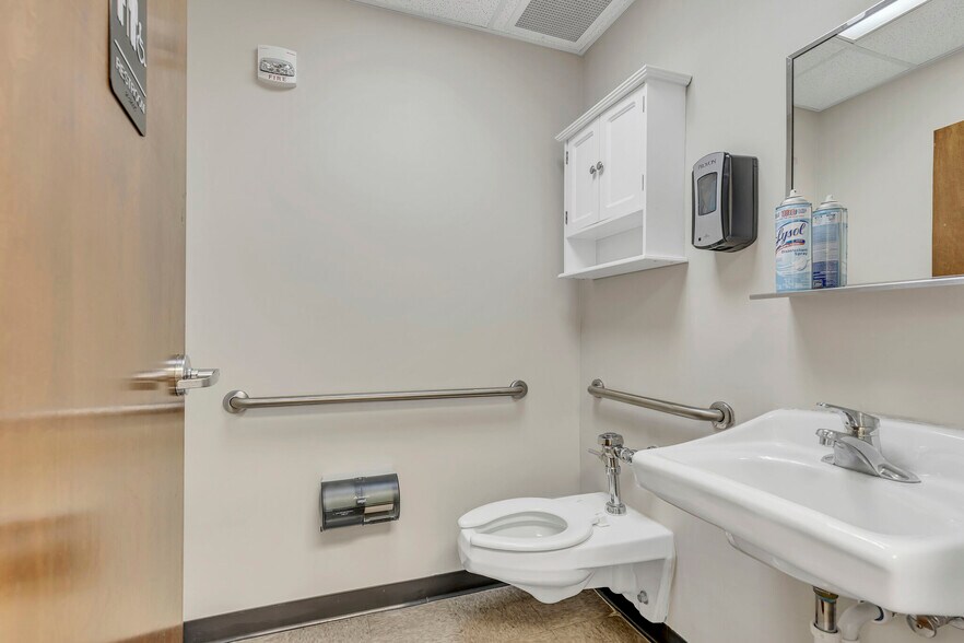 More Photos Of 2004 Hayes St, Nashville Medical For Lease