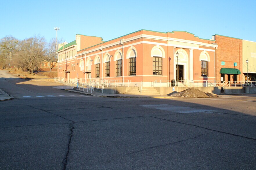 More Photos Of 105 N Main St, Nashville Bank For Sale