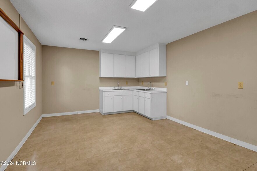 More Photos Of 333 Jefferson St, Whiteville Office For Sale