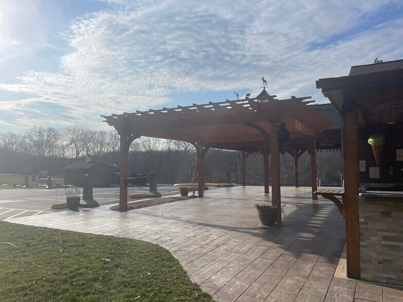 More Photos Of 94 E Route 66, Columbia Restaurant For Sale