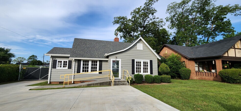 More Photos Of 1106 Eager Dr, Albany Office For Lease