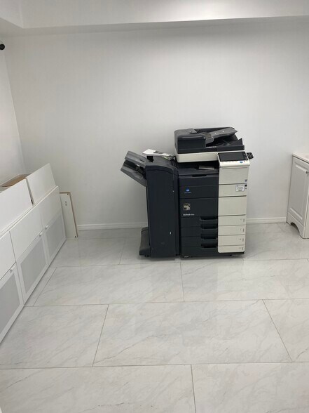 More Photos Of 14622 Victory Blvd, Van Nuys Medical For Lease