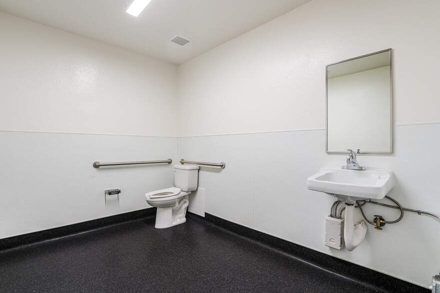 More Photos Of 17022 S Montanero Ave, Carson Warehouse For Lease