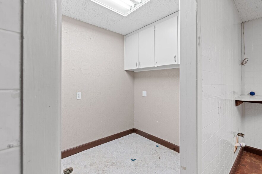 More Photos Of 5620 Rowlett Rd, Rowlett General Retail For Sale