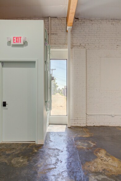 More Photos Of 2616 W Jefferson Blvd, Los Angeles Showroom For Sale