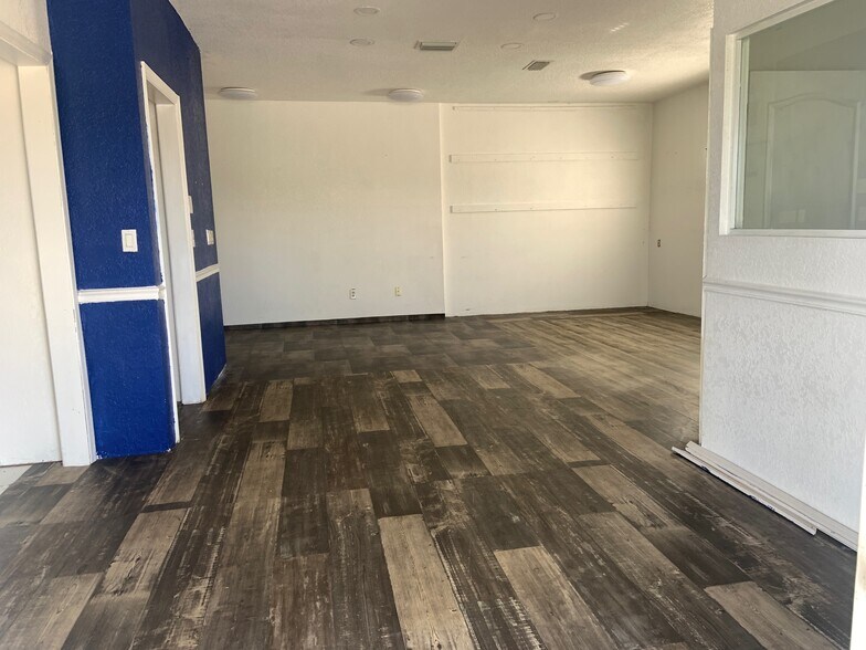 More Photos Of 4081 S Access Rd, Englewood Flex For Lease