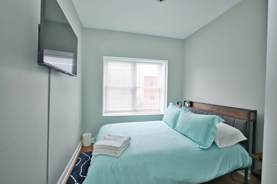 More Photos Of 3034-3040 W Montrose Ave, Chicago Apartments For Sale