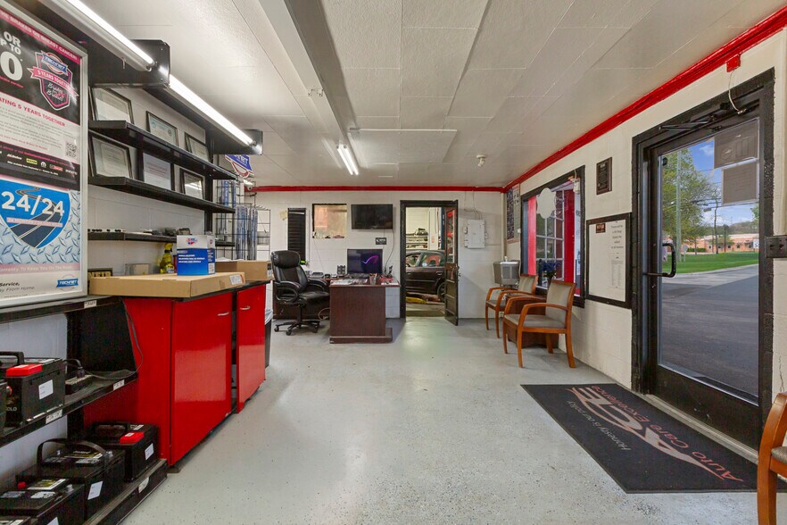 More Photos Of 833 W 7th St, New Albany Auto Repair For Sale