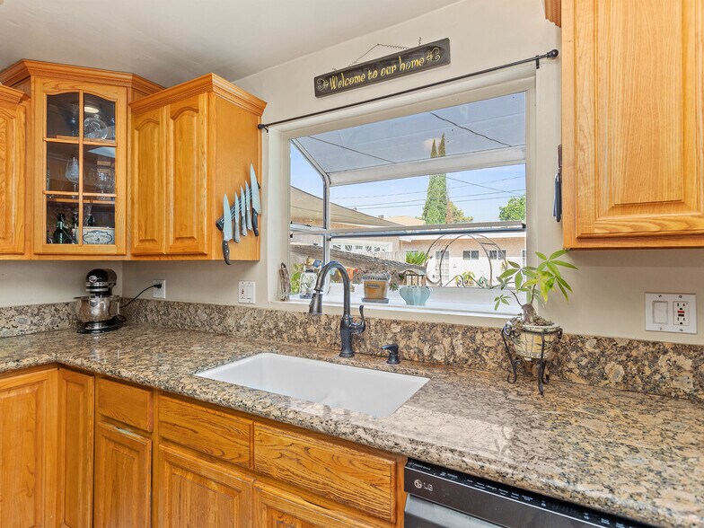 More Photos Of 331 Allen Ave, Glendale Multifamily For Sale