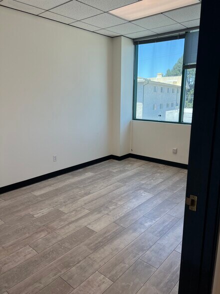 More Photos Of 14925-14945 Ventura Blvd, Sherman Oaks Office For Lease