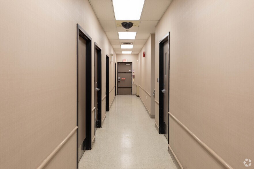 More Photos Of 35 Mapleview Dr W, Barrie Unknown For Lease
