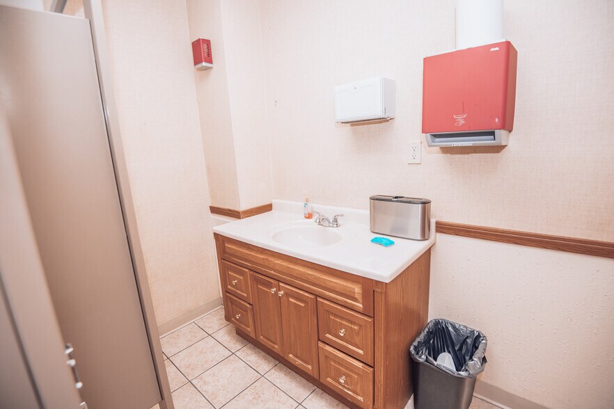 More Photos Of 1 Post Office Rd, Waldorf Medical For Lease