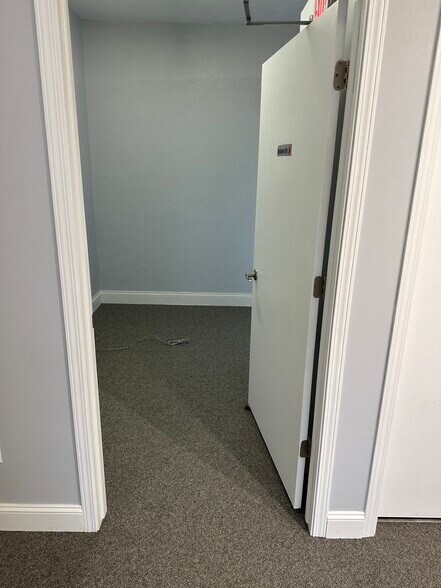 More Photos Of 23836 W Main St, Plainfield Office For Lease