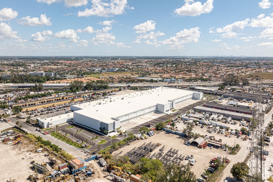 More Photos Of 11301 NW 97th Ave, Medley Distribution For Lease