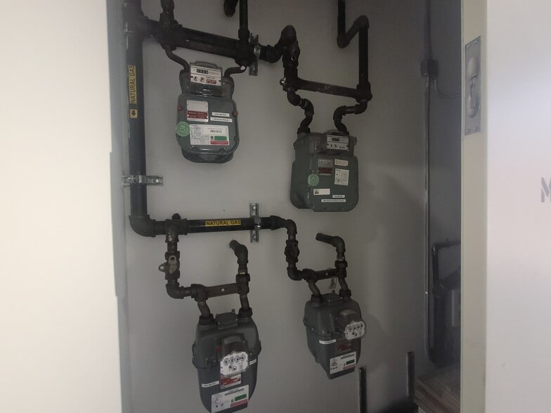 More Photos Of 3731 58th St, Woodside Warehouse For Lease