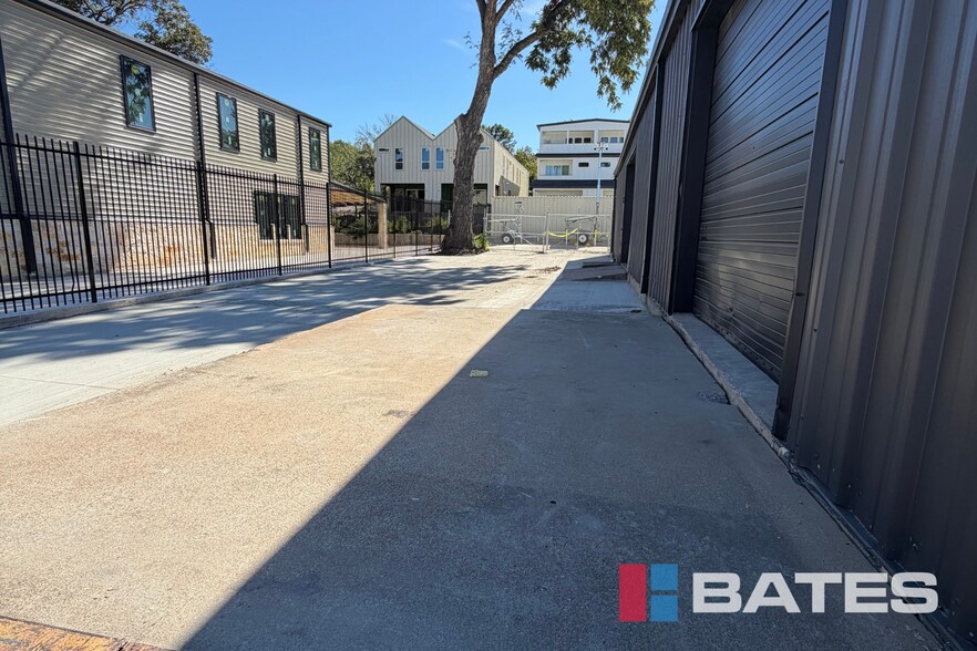 More Photos Of 1850 W Commerce St, Dallas Distribution For Lease