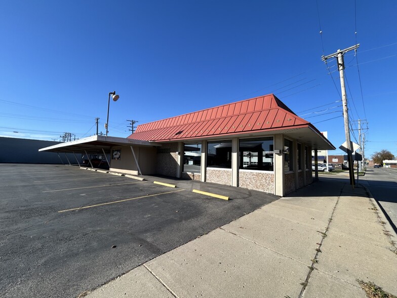 Primary Photo Of 2312 Douglas Ave, Racine Restaurant For Sale