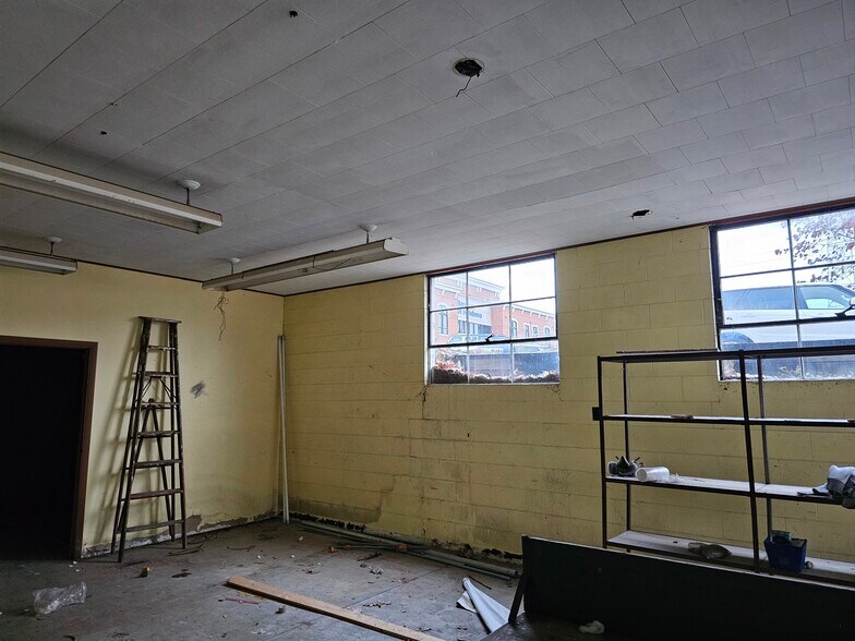 More Photos Of 115 S Hamilton St, Hillsboro Office For Sale