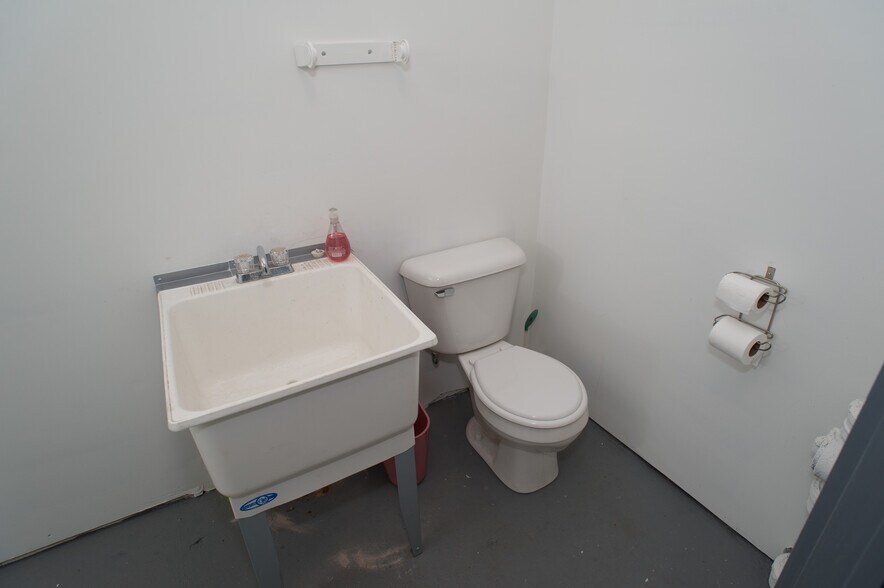 More Photos Of 4547-4549 E Thompson St, Philadelphia General Retail For Lease