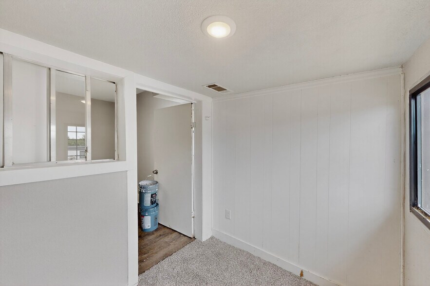 More Photos Of 3818 S Lancaster Rd, Dallas Showroom For Lease