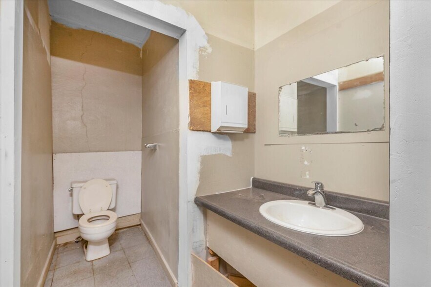 More Photos Of 624 Park Blvd, Orange Cove General Retail For Sale