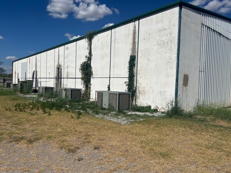 More Photos Of 340 Rotary Ln, Waurika Warehouse For Sale