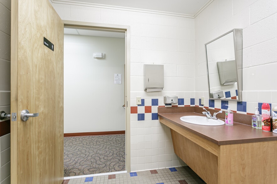 More Photos Of 636 W Washington St, Geneva Office For Sale