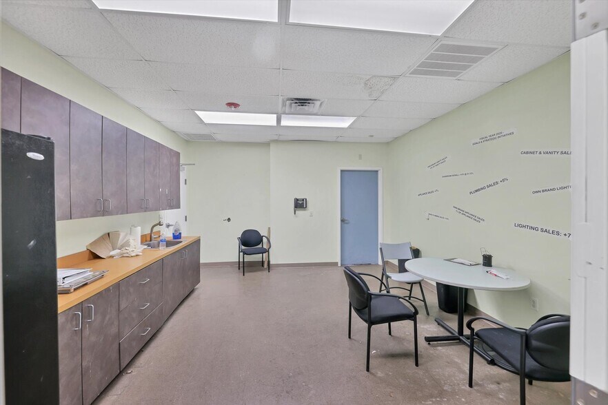 More Photos Of 2451 17th St, Sarasota Showroom For Sale