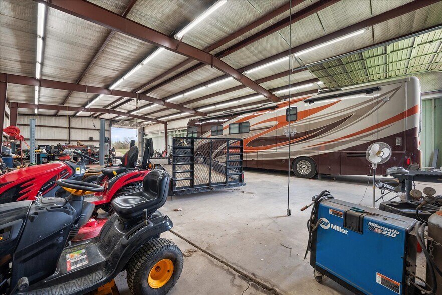 More Photos Of 613 2nd St, Kerens Light Manufacturing For Sale