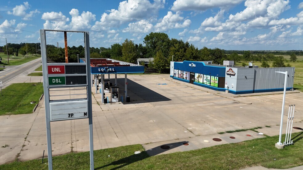 More Photos Of 1110 N Main St, Cheney Service Station For Sale