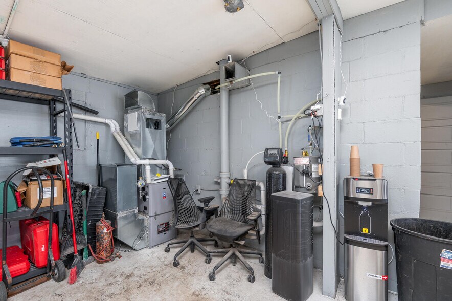 More Photos Of 936 1st Ave E, Shakopee Auto Repair For Sale