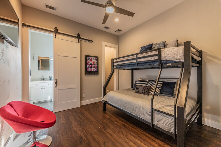 More Photos Of 630 S Walters, San Antonio Freestanding For Sale